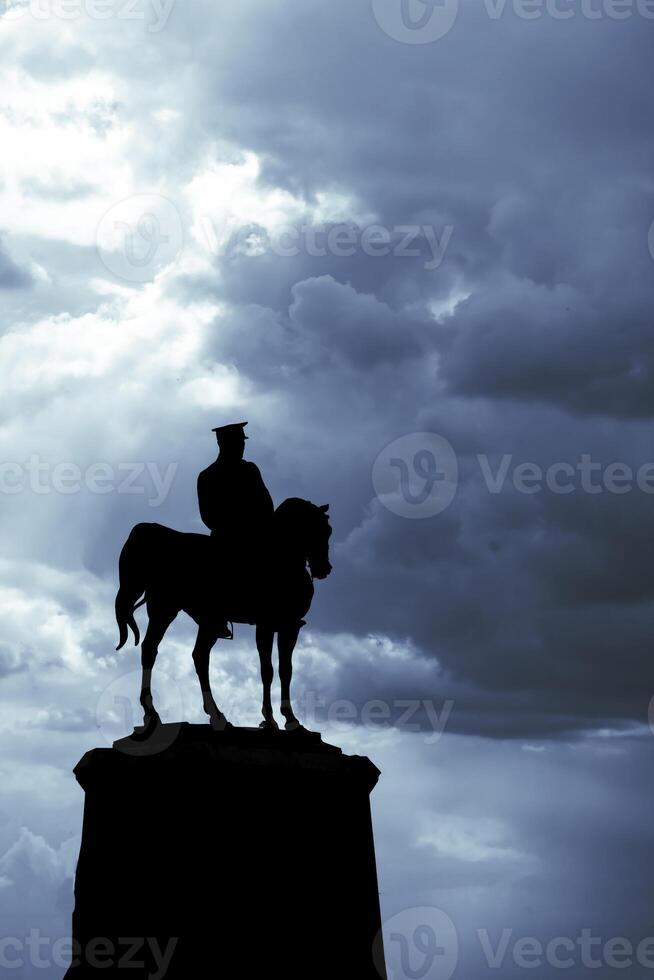 silhuett av staty av mustafa kemal ataturk i ulus ankara med molnig himmel foto