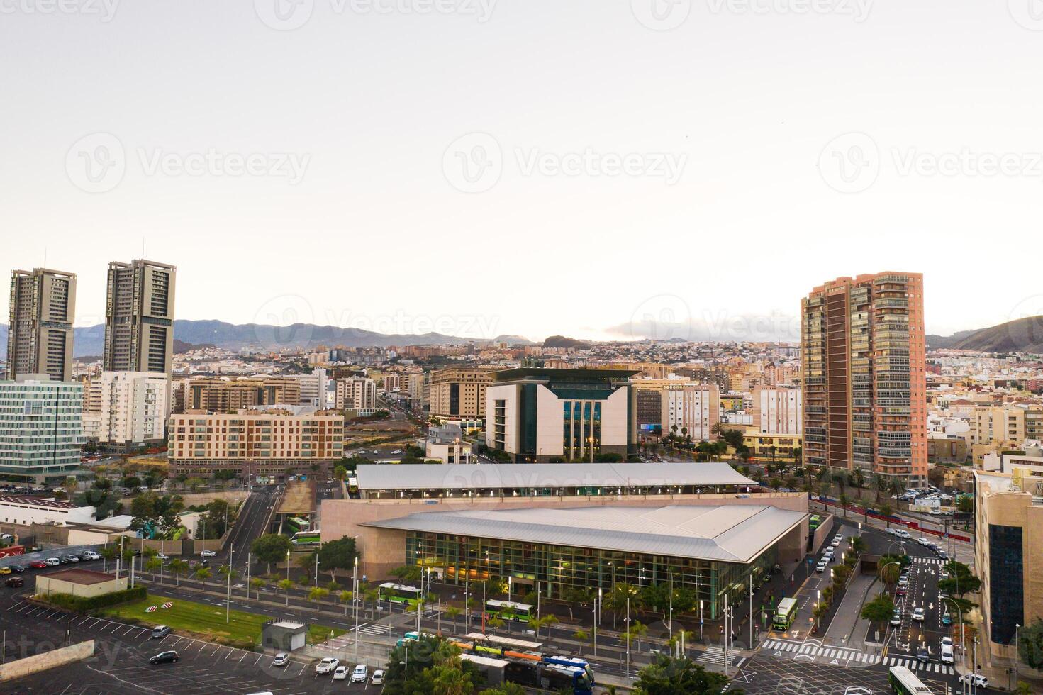 se från de höjd av de huvudstad av tenerife santa cruz de teneriffa. kanariefågel öar, Spanien foto