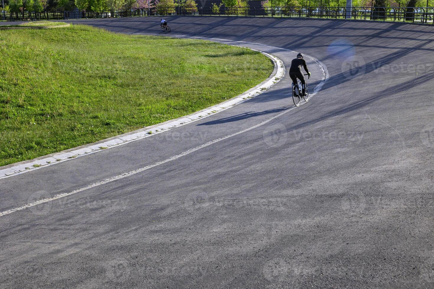 cyklist eller cyklist Träning med en cykel. cykel-racing Spår i de parkera foto