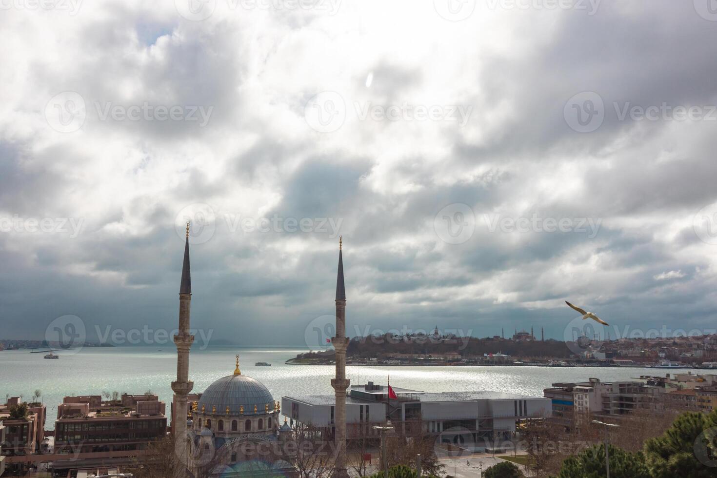 istanbul se från cihangir distrikt. nusretiye moské och galataport foto