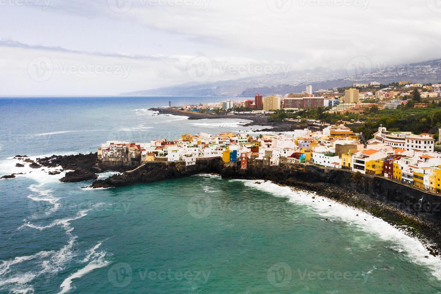 topp se av de stad av punta brava nära de stad av puerto de la cruz på de ö av teneriffa, kanariefågel öar, atlanten hav, Spanien foto