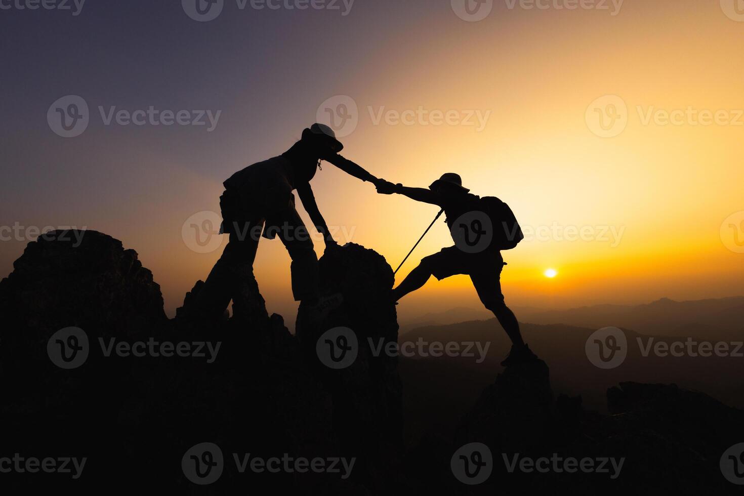 silhuett av människor portion varje Övrig vandra upp en berg på soluppgång. ger en portion hand, och aktiva passa livsstil begrepp. hjälp och Framgång begrepp, ledarskap begrepp, lagarbete. foto