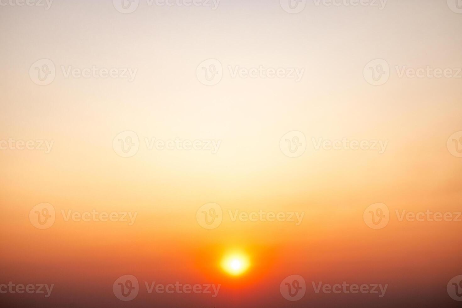 skön , lyx mjuk lutning orange guld moln och solljus på de blå himmel perfekt för de bakgrund, ta i evighet, skymning, stor storlek, hög definition landskap Foto