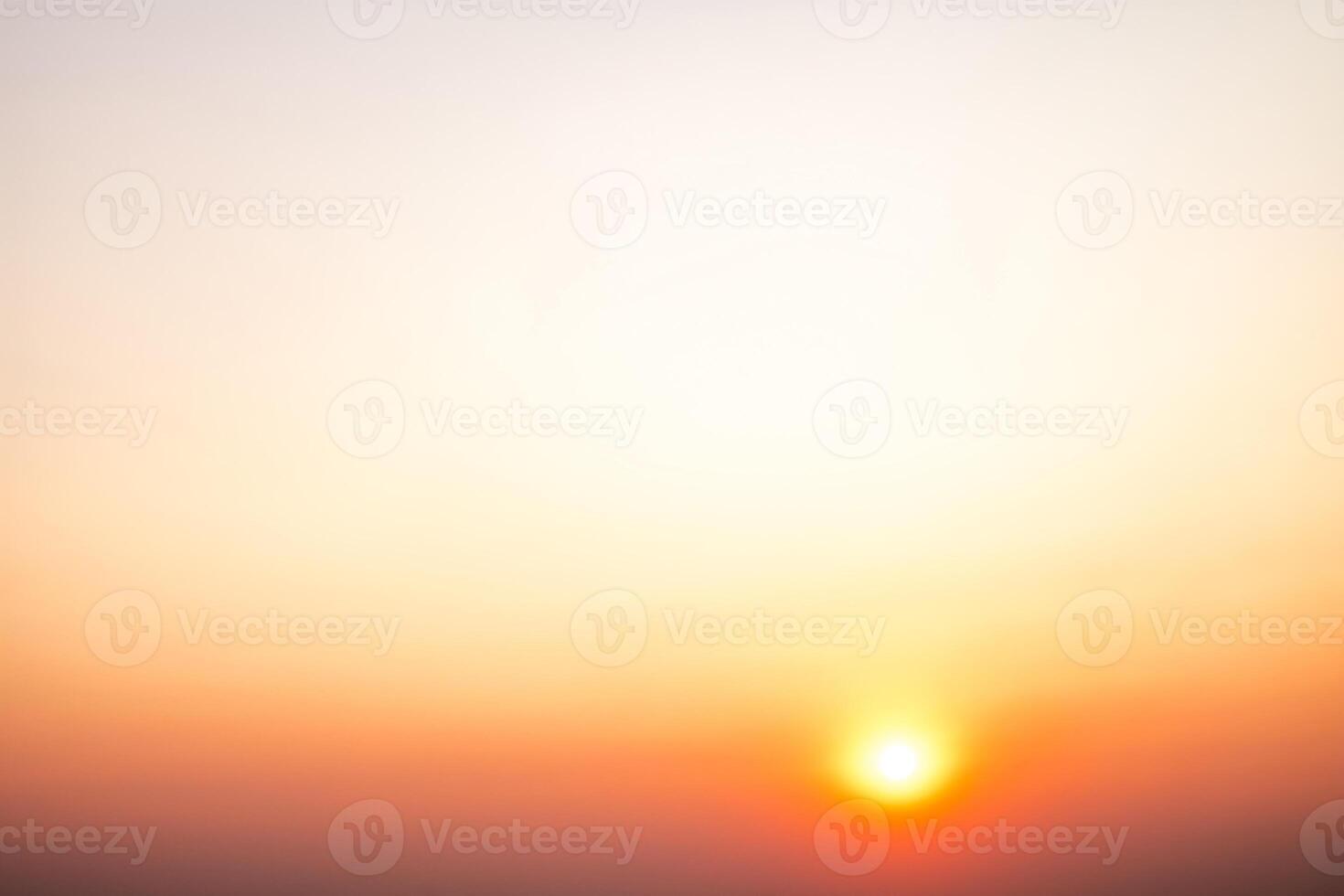 skön , lyx mjuk lutning orange guld moln och solljus på de blå himmel perfekt för de bakgrund, ta i evighet, skymning, stor storlek, hög definition landskap Foto
