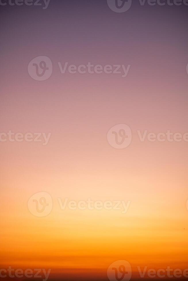 skön , lyx mjuk lutning orange guld moln och solljus på de blå himmel perfekt för de bakgrund, ta i evighet, skymning, stor storlek, hög definition landskap Foto