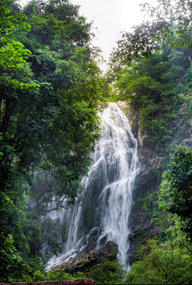 en underbar vattenfall fångad i lång exponering, thailand. foto