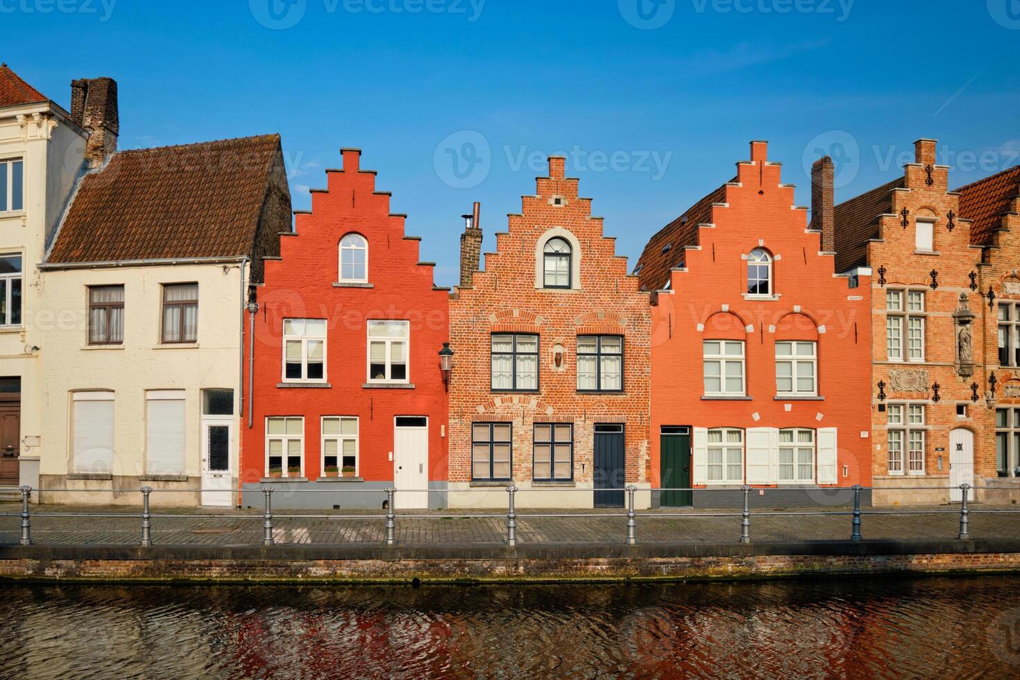 kanal och gammal hus. bruges brugge , belgien foto