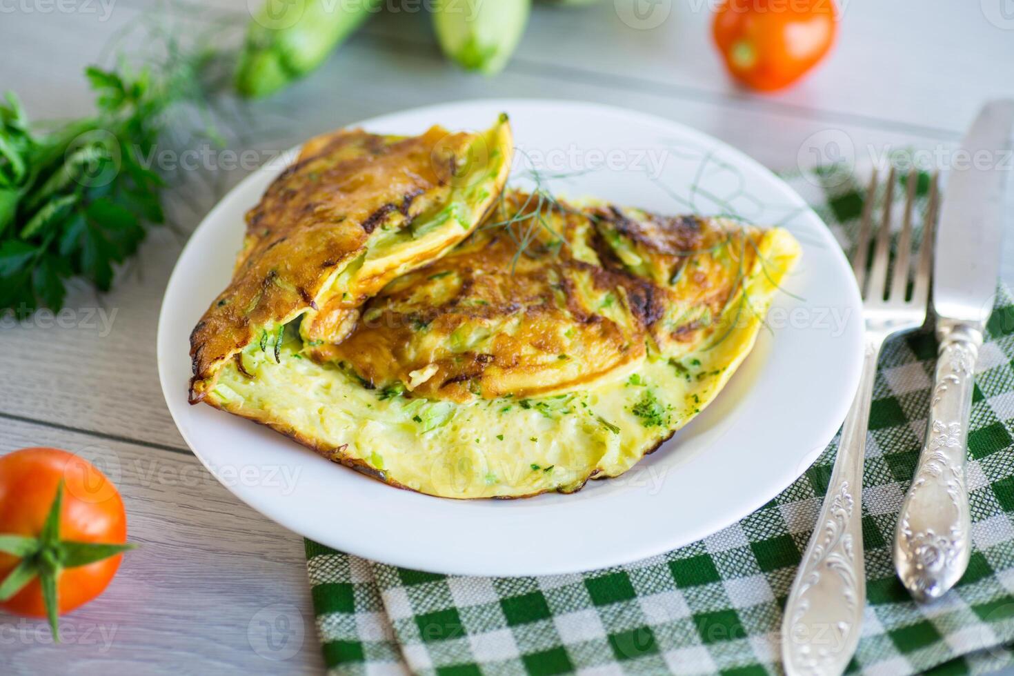 friterad omelett med zucchini, på en trä- tabell. foto