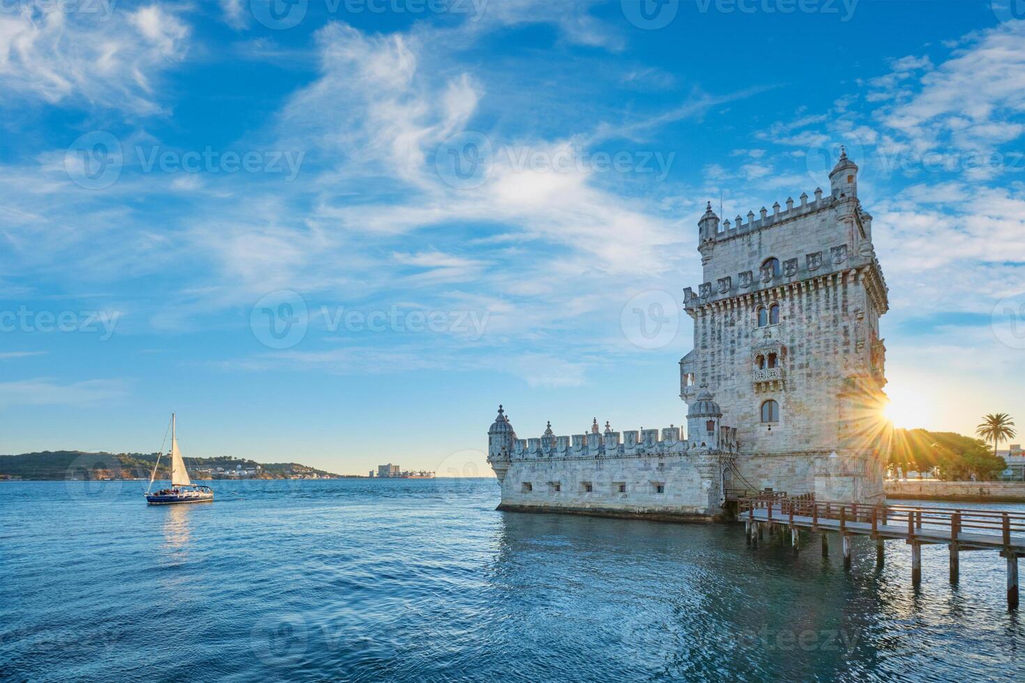 belem torn på de Bank av de tagus flod på solnedgång. Lissabon, portugal foto