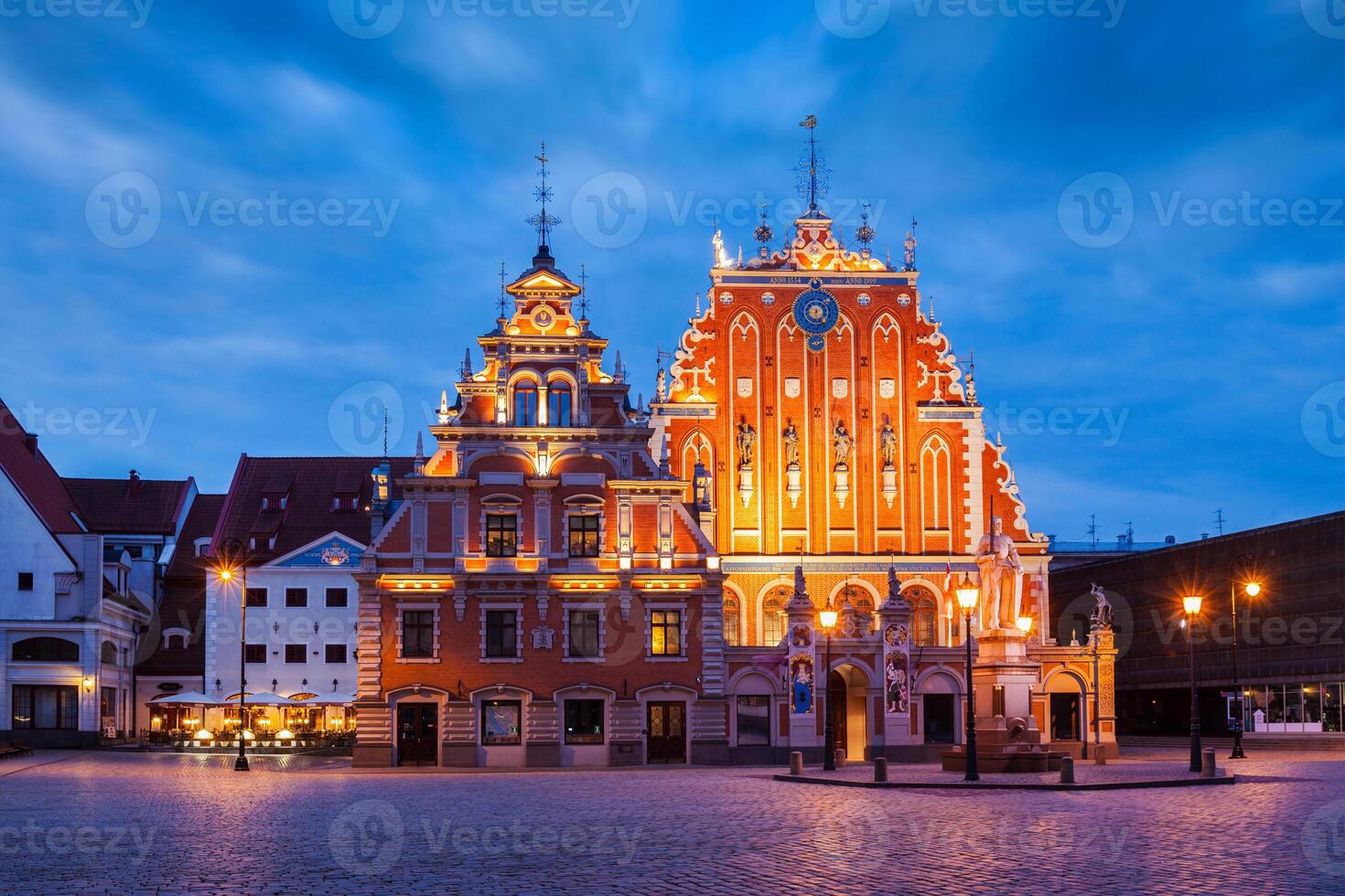 riga stad hall fyrkant, hus av de pormaskar och st. peters c foto