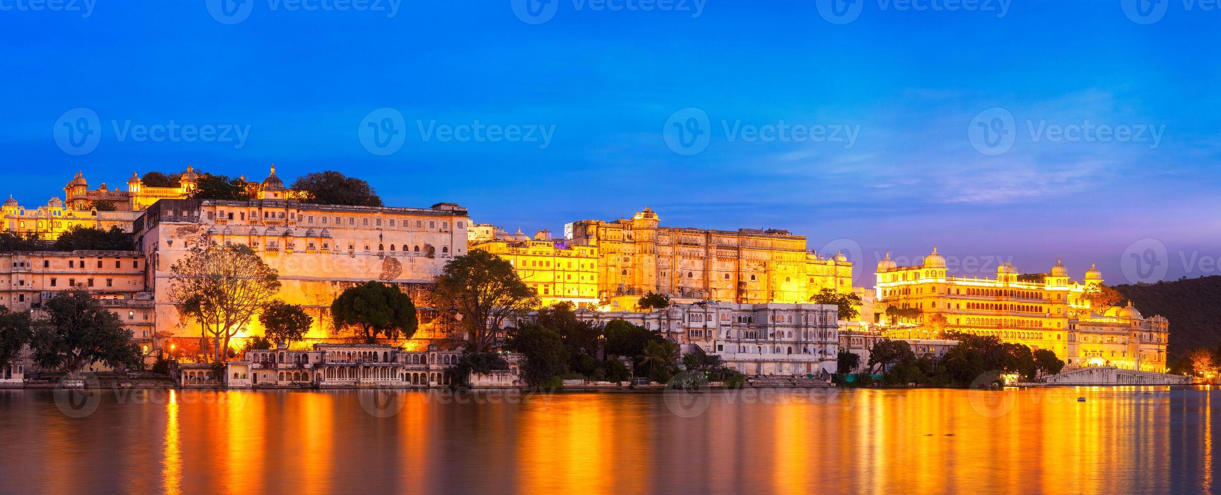 udaipur stad palats i de kväll panorama- se. udaipur, indi foto