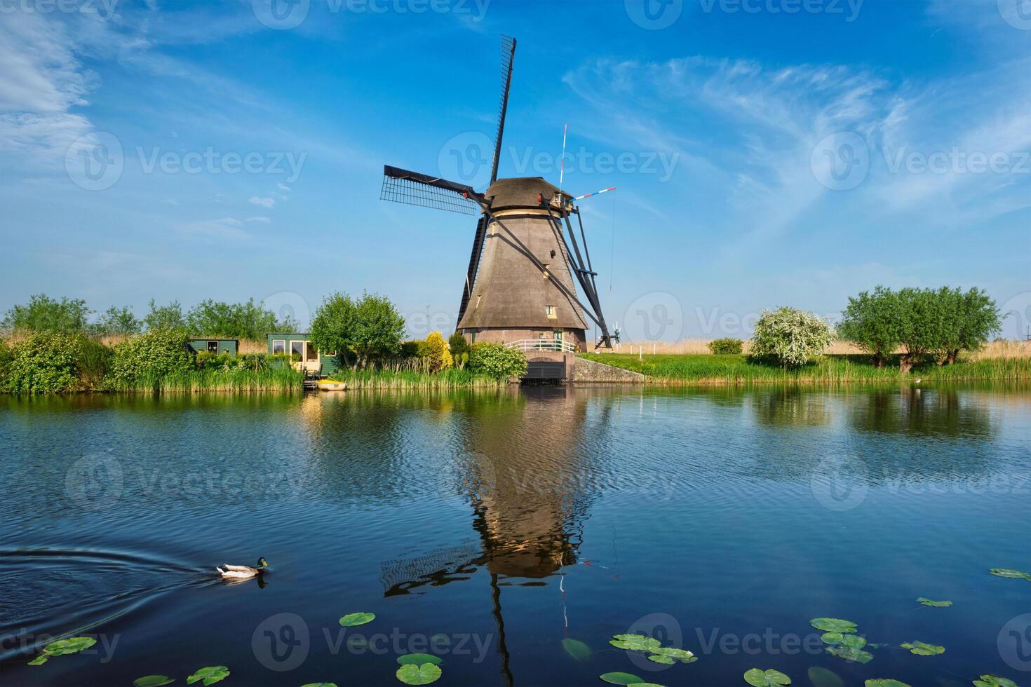 väderkvarnar på kinderdijk i holland. nederländerna foto