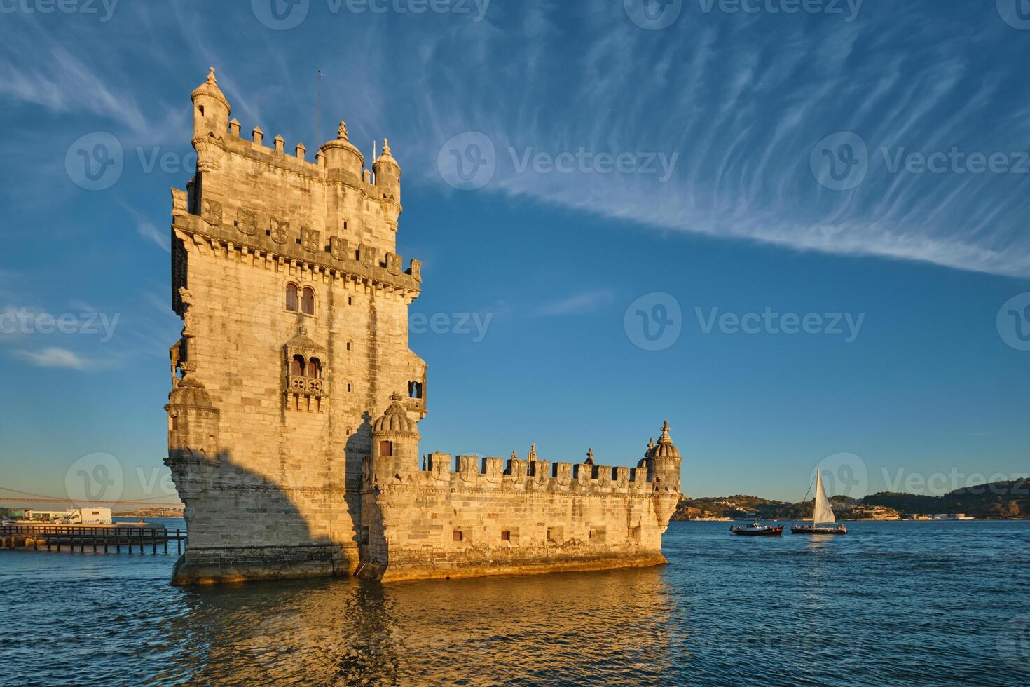 belem torn på de Bank av de tagus flod på solnedgång. Lissabon, portugal foto