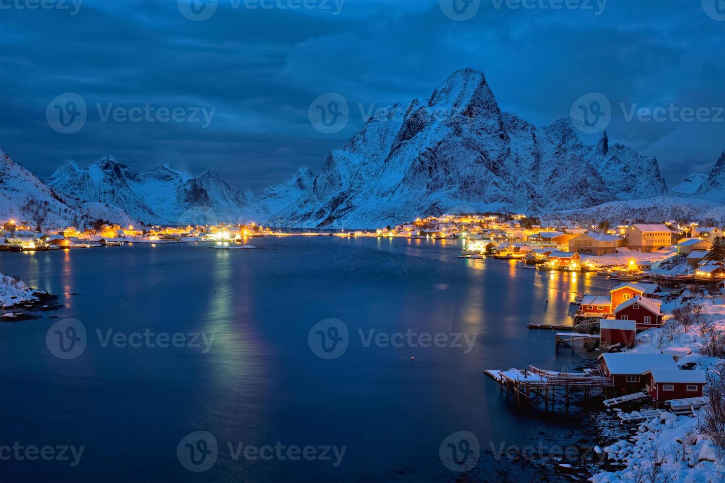 reine by på natt. lofoten öar, Norge foto