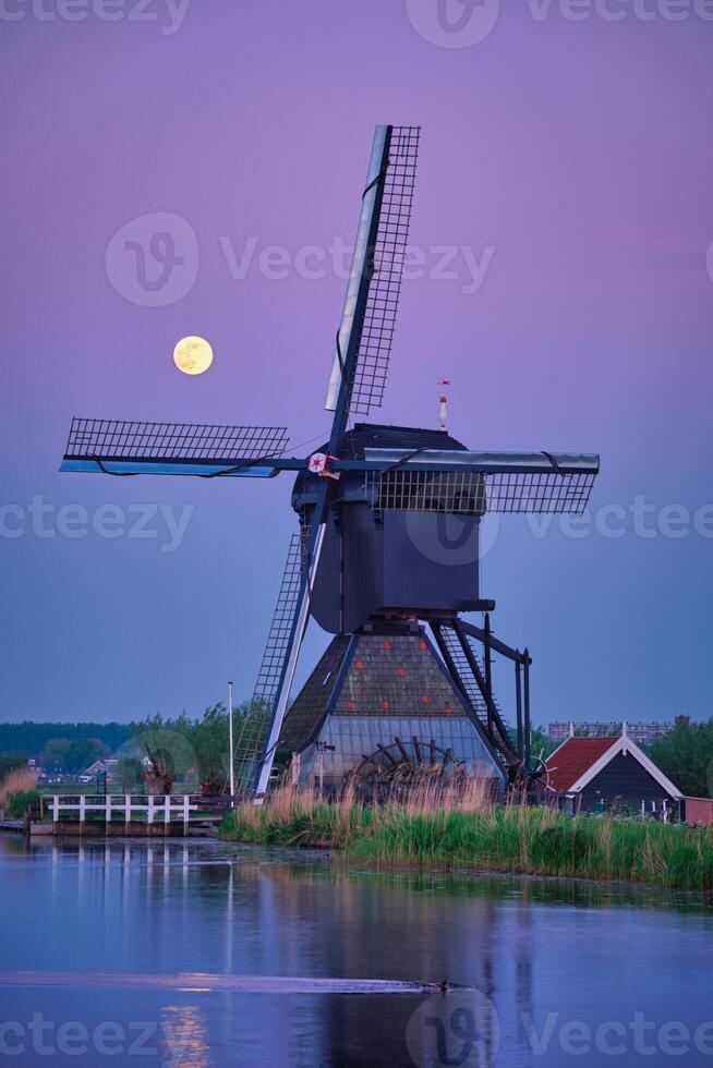 väderkvarnar på kinderdijk i holland. nederländerna foto