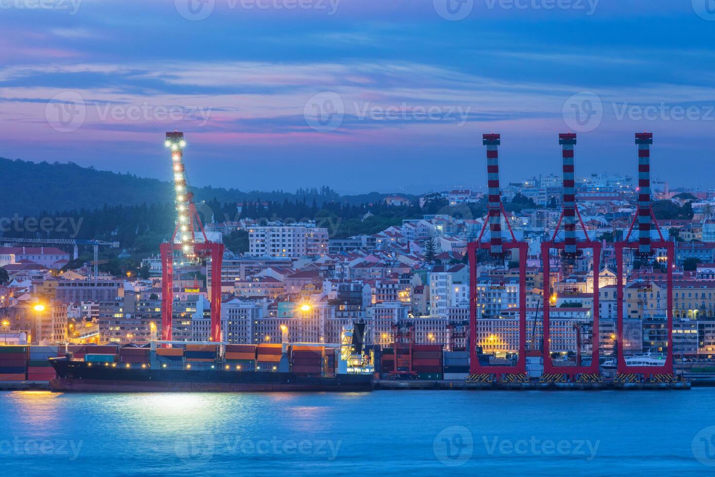 se av lissabon hamn med fartyg och hamn kranar i de kväll foto