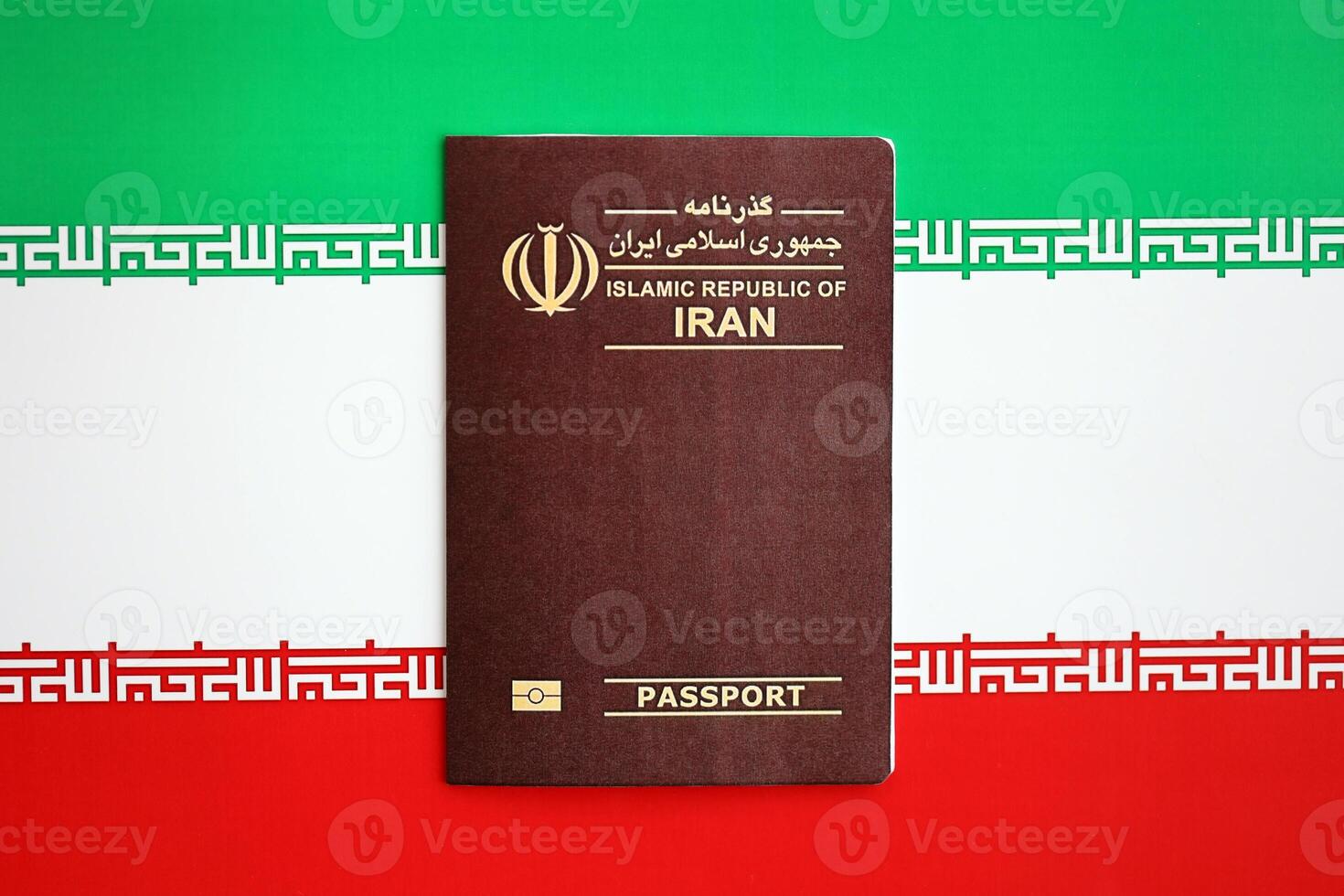 röd islamic republik av iran pass på nationell flagga bakgrund stänga upp foto