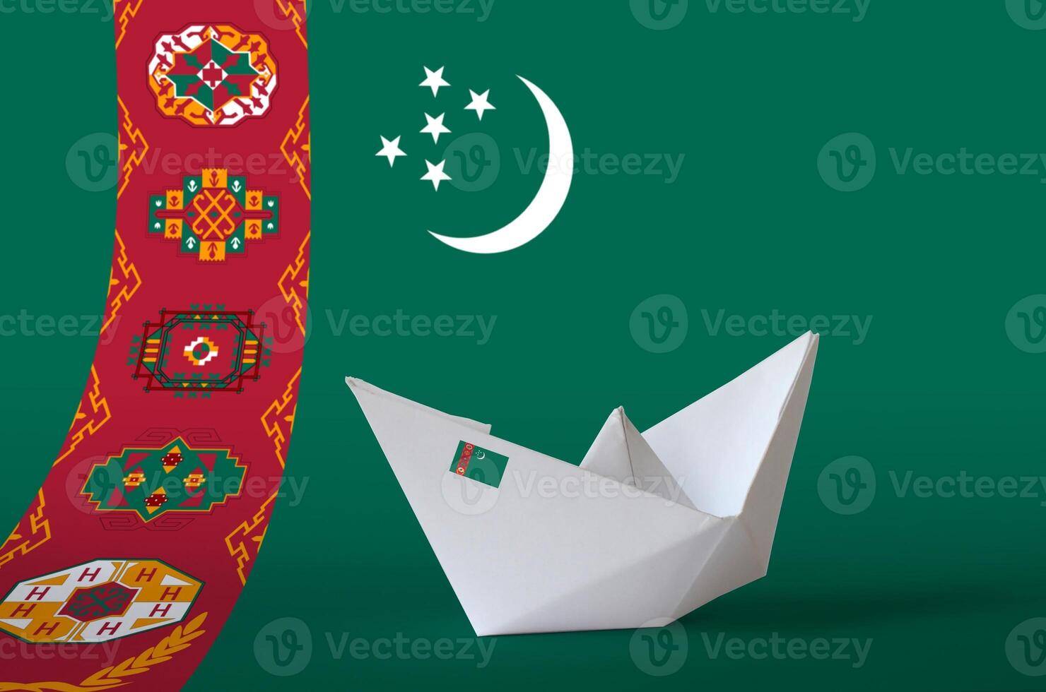 turkmenistan flagga avbildad på papper origami fartyg närbild. handgjort konst begrepp foto