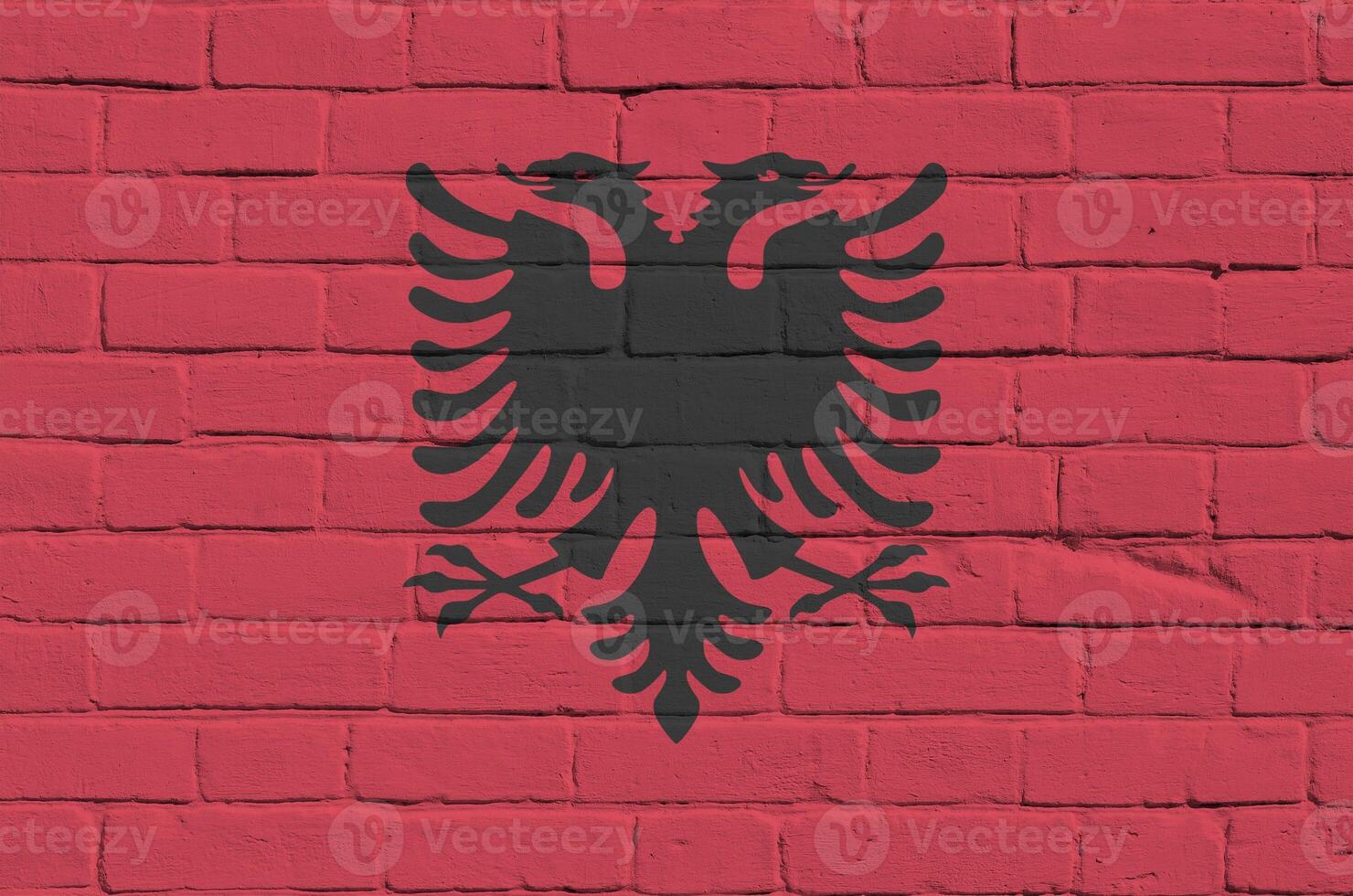 albania flagga avbildad i måla färger på gammal tegel vägg. texturerad baner på stor tegel vägg murverk bakgrund foto