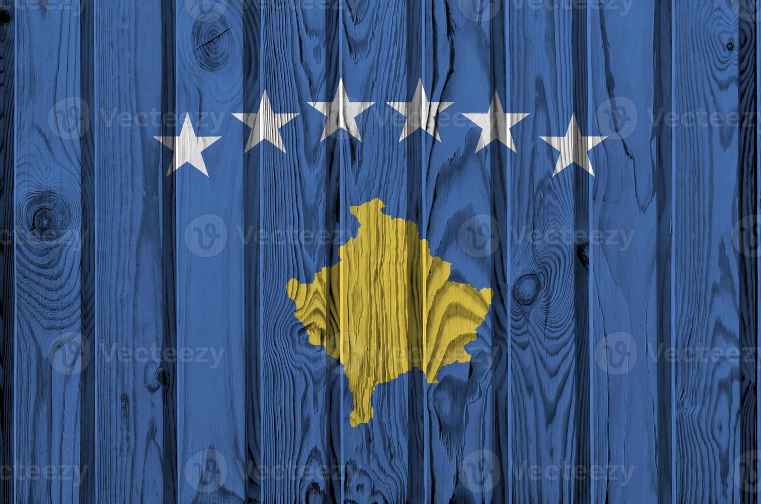 kosovo flagga avbildad i ljus måla färger på gammal trä- vägg. texturerad baner på grov bakgrund foto