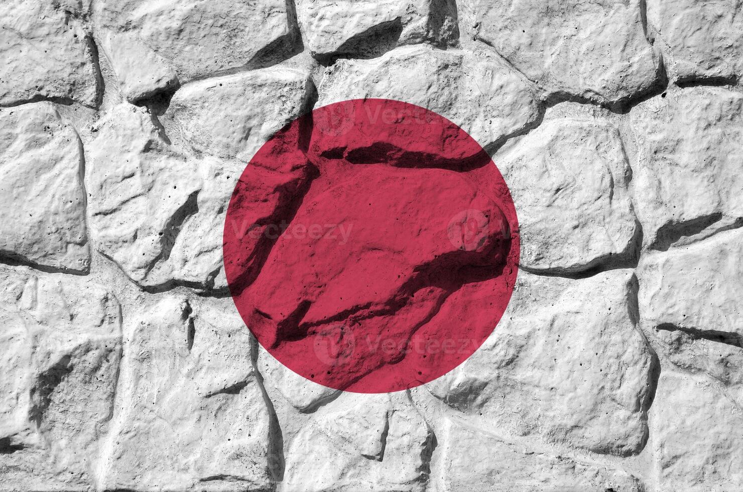 japan flagga avbildad i måla färger på gammal sten vägg närbild. texturerad baner på sten vägg bakgrund foto