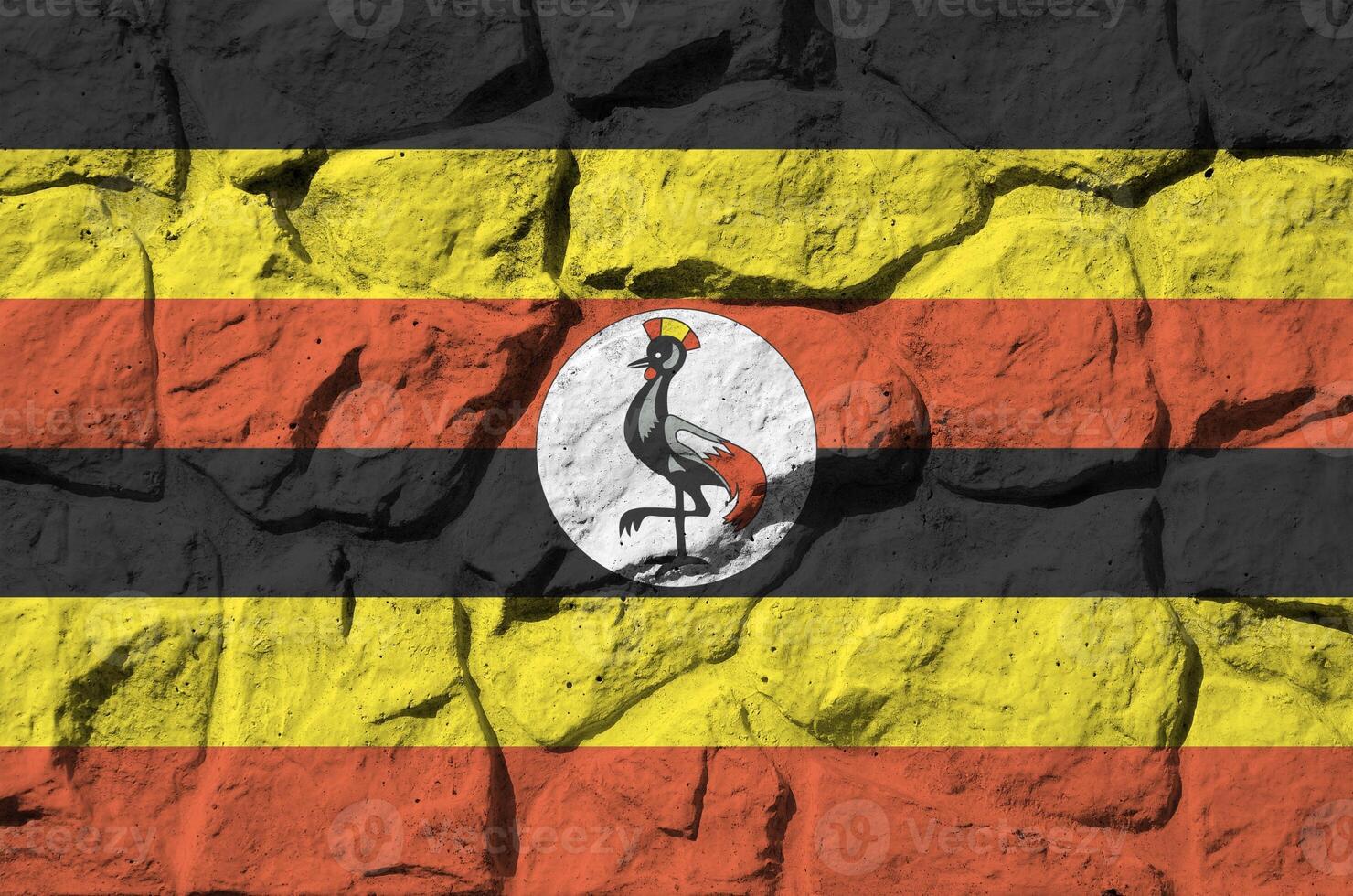 uganda flagga avbildad i måla färger på gammal sten vägg närbild. texturerad baner på sten vägg bakgrund foto