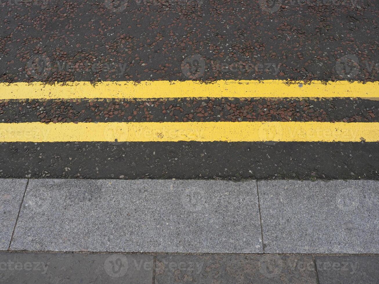dubbel- gul linje Nej parkera tecken foto