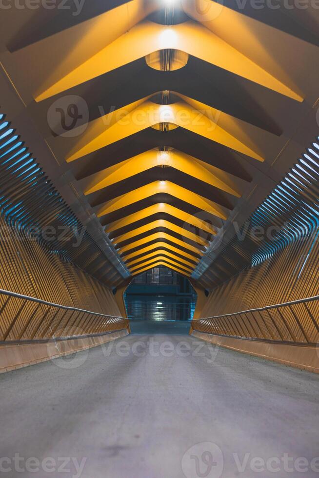 arkitektonisk pärla i de form av en fotgängare båt tunnel i de hamn av antwerpen, Västra Belgien. gul balkar formning en räfflad tak foto