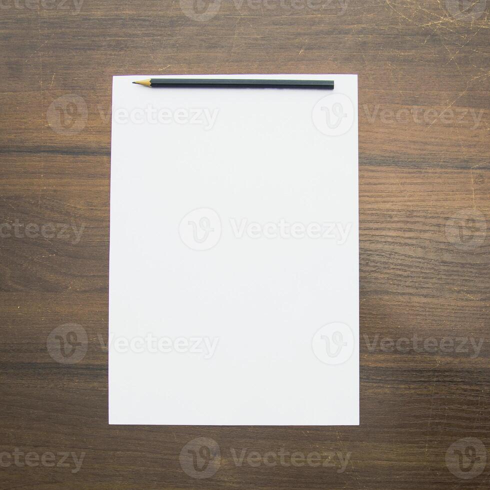 en penna lögner på en tom ark av papper på en skön bakgrund i en Foto studio