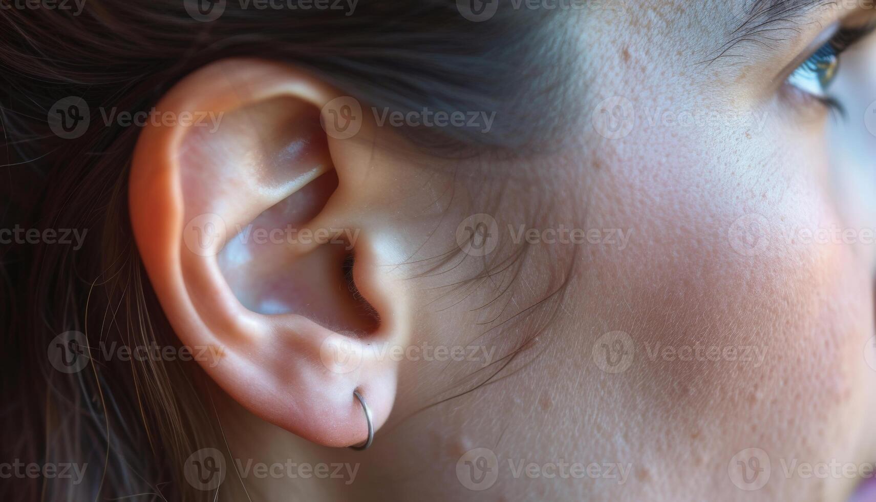 ai genererad närbild av en elegant kvinnors öra med en eleganta silver- ring örhänge i naturlig ljus. foto