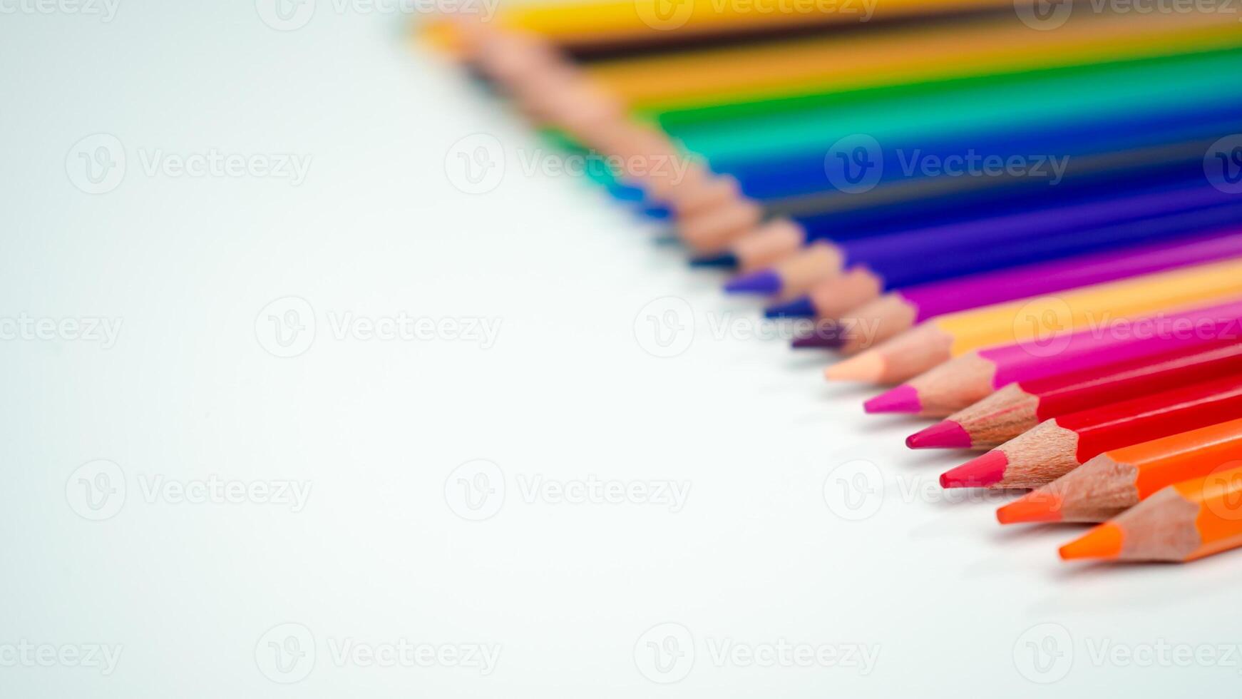 uppsättning av färgad pennor på en vit bakgrund den där är anordnad i en bar Graf, Färg pennor på vit bakgrund, stänga upp, sömlös färgad pennor rad med Vinka på lägre sida, linje pennor. foto