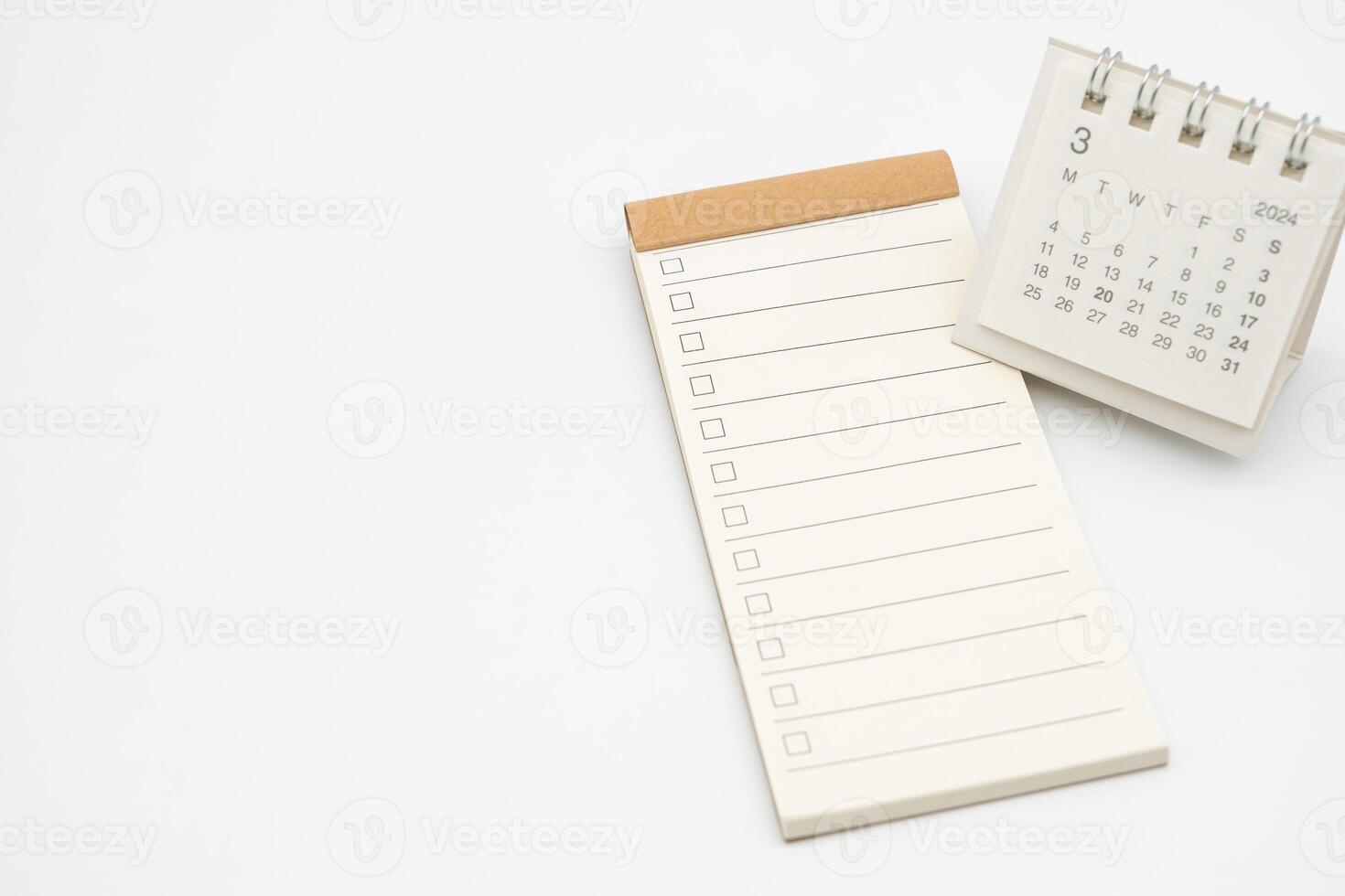 tom kolla upp lista eller tömma små anteckningsblock med kryssruta och enkel skrivbord kalender för Mars 2024. tom checklista för text. kopia Plats. foto