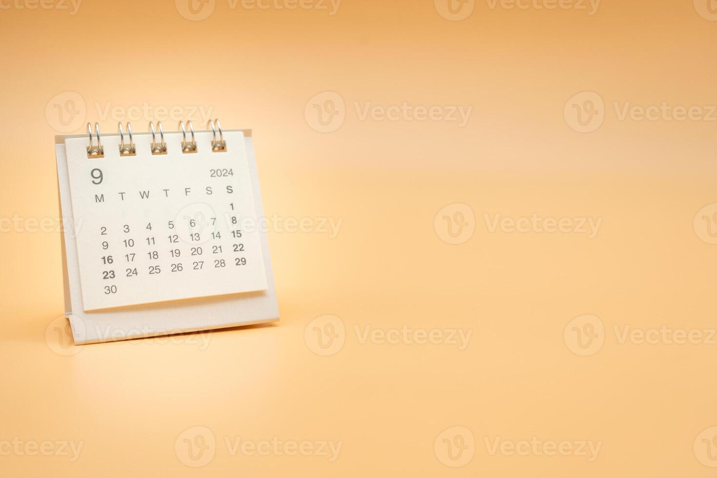 enkel skrivbord kalender för september 2024 isolerat på orange bakgrund. kalender begrepp med kopia Plats. foto