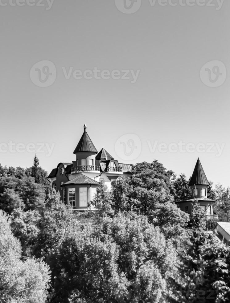 fotografi på tema gammal tegel slott med stor torn foto