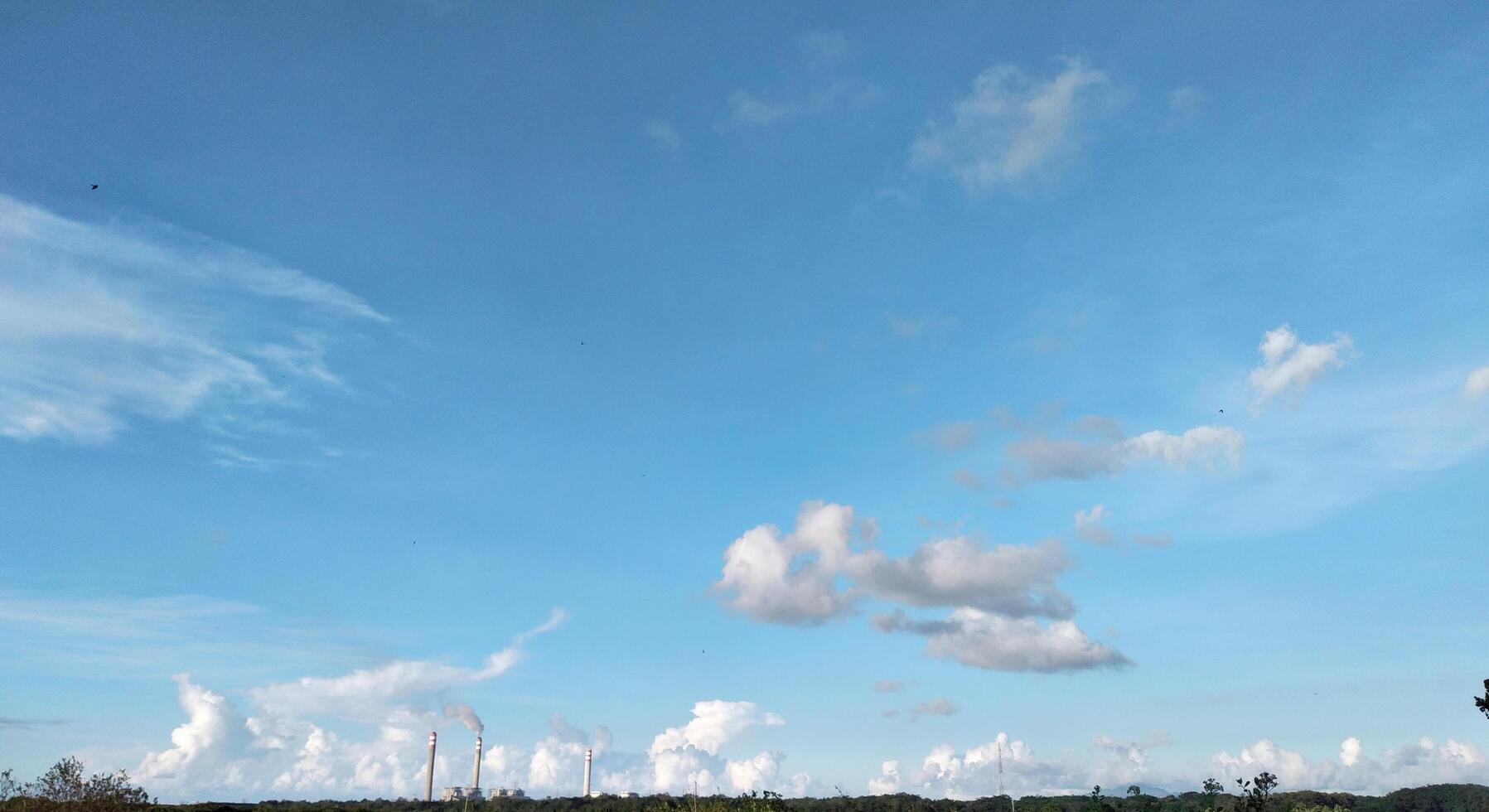 blå himmel med moln och kraft växt, panorama- se. foto