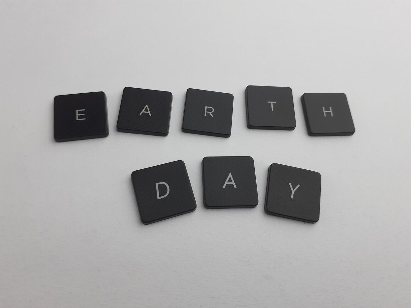 de ord jord dag stavat ut med svart knappar på en vit bakgrund foto