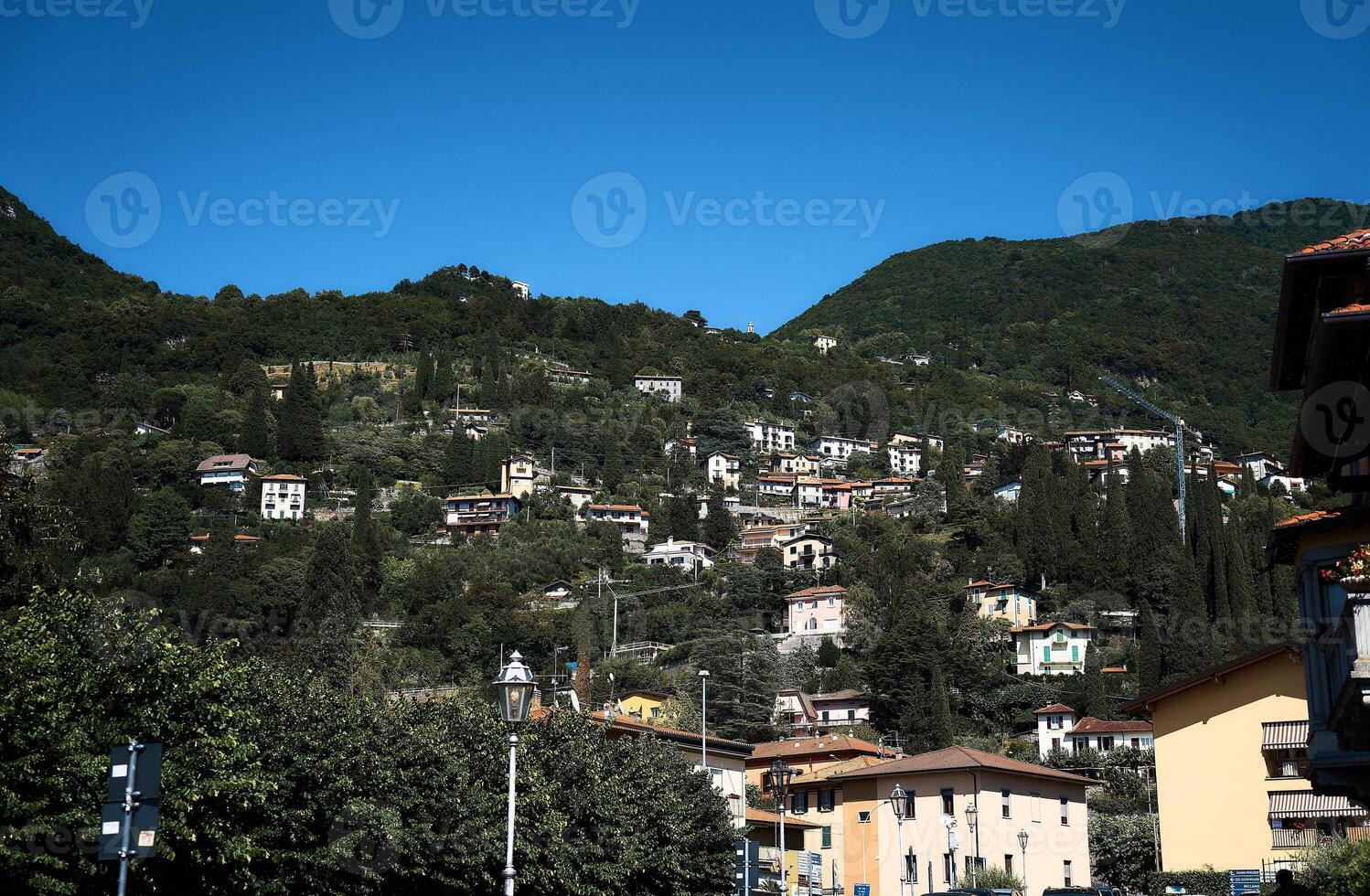 de italiensk stad av varenna på de sluttningar av de kullar foto