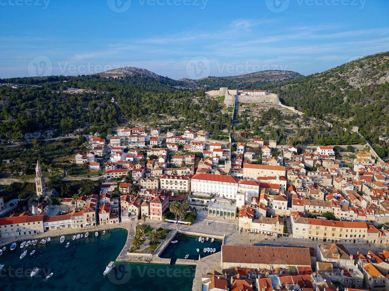 antenn se av hvar stad i de ö av hvar i kroatien. känd för har ett otrolig nattliv scen, vid sidan av dess känd historisk stad Centrum och naturlig landskap. foto