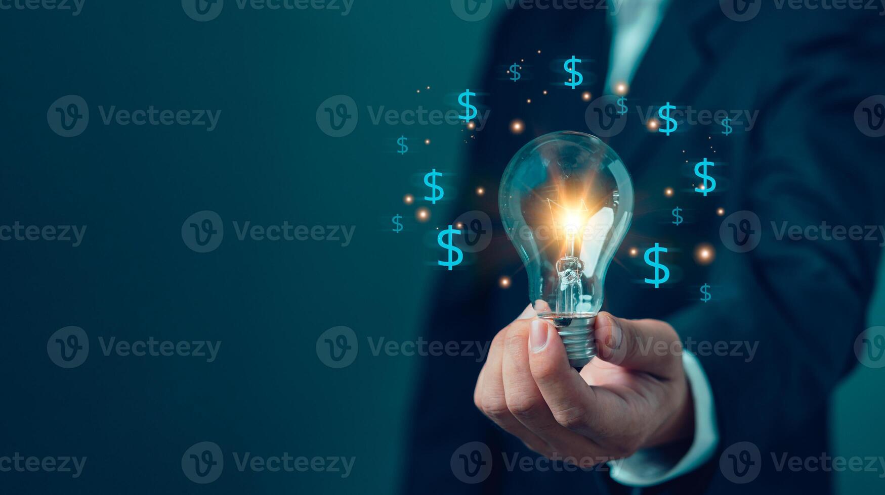 affärsman innehav en ljus Glödlampa med lysande pengar dollar tecken, representerar lönsam företag finansiell investering idéer och innovation lösningar. begrepp framställning planen smart lösning tror. foto