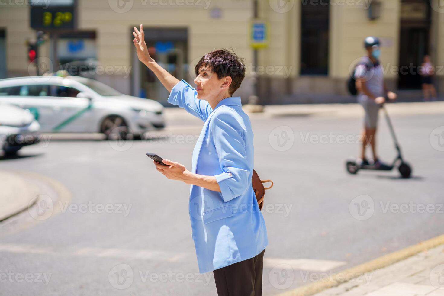 självsäker kvinna framställning sluta tecken till taxi på stad gata foto