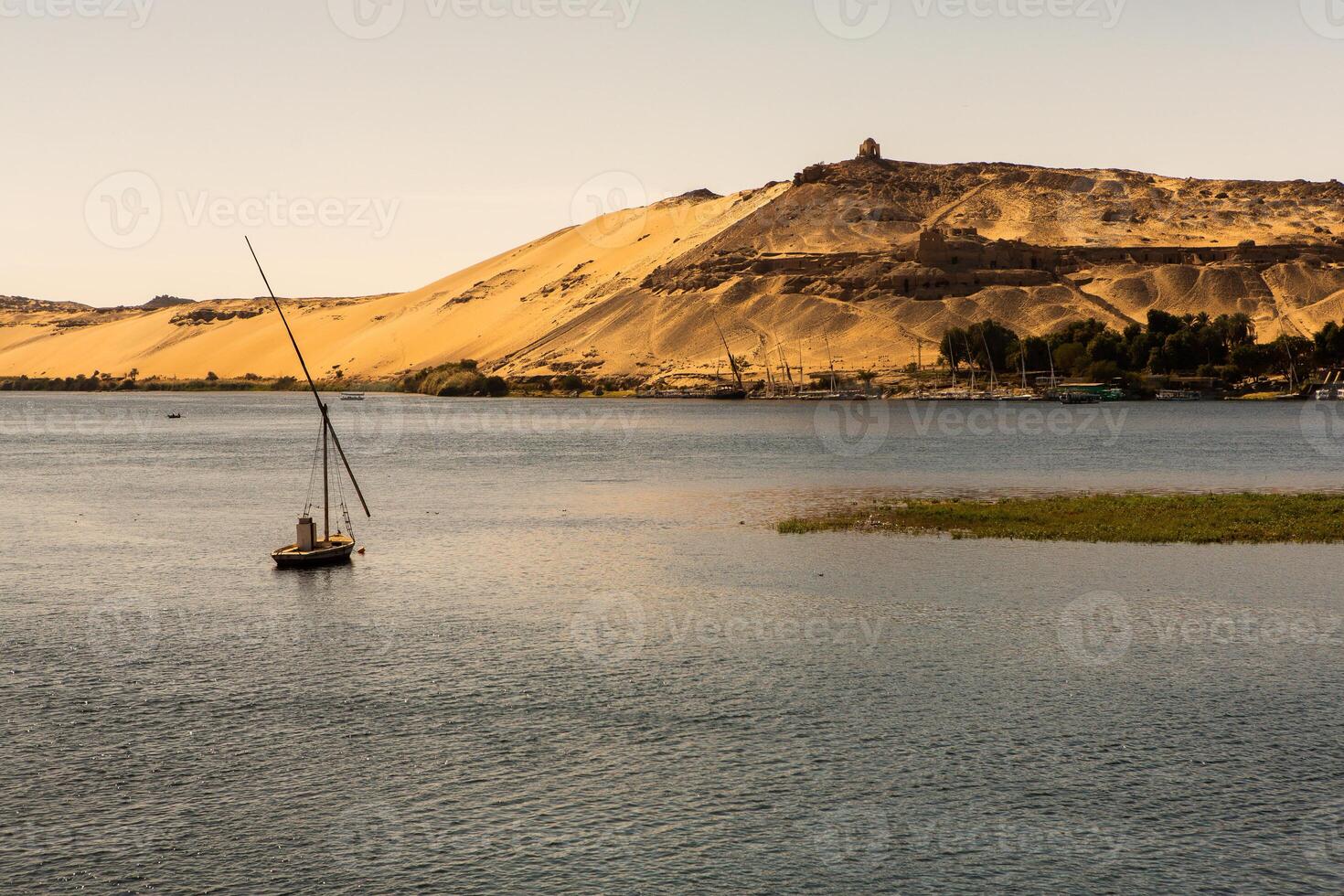 nile de längst flod i afrika. primär vatten källa av egypten. landskap med klar vatten flod. foto