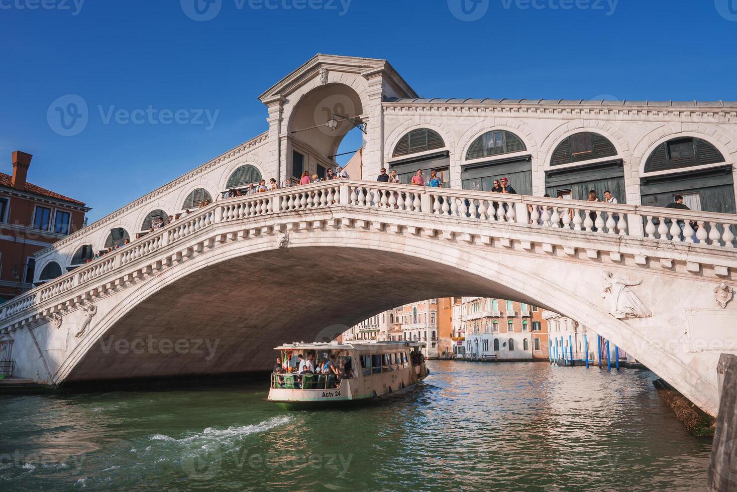 ikoniska rialto bro i Venedig, Italien - tidlös skönhet och charm av de stad foto