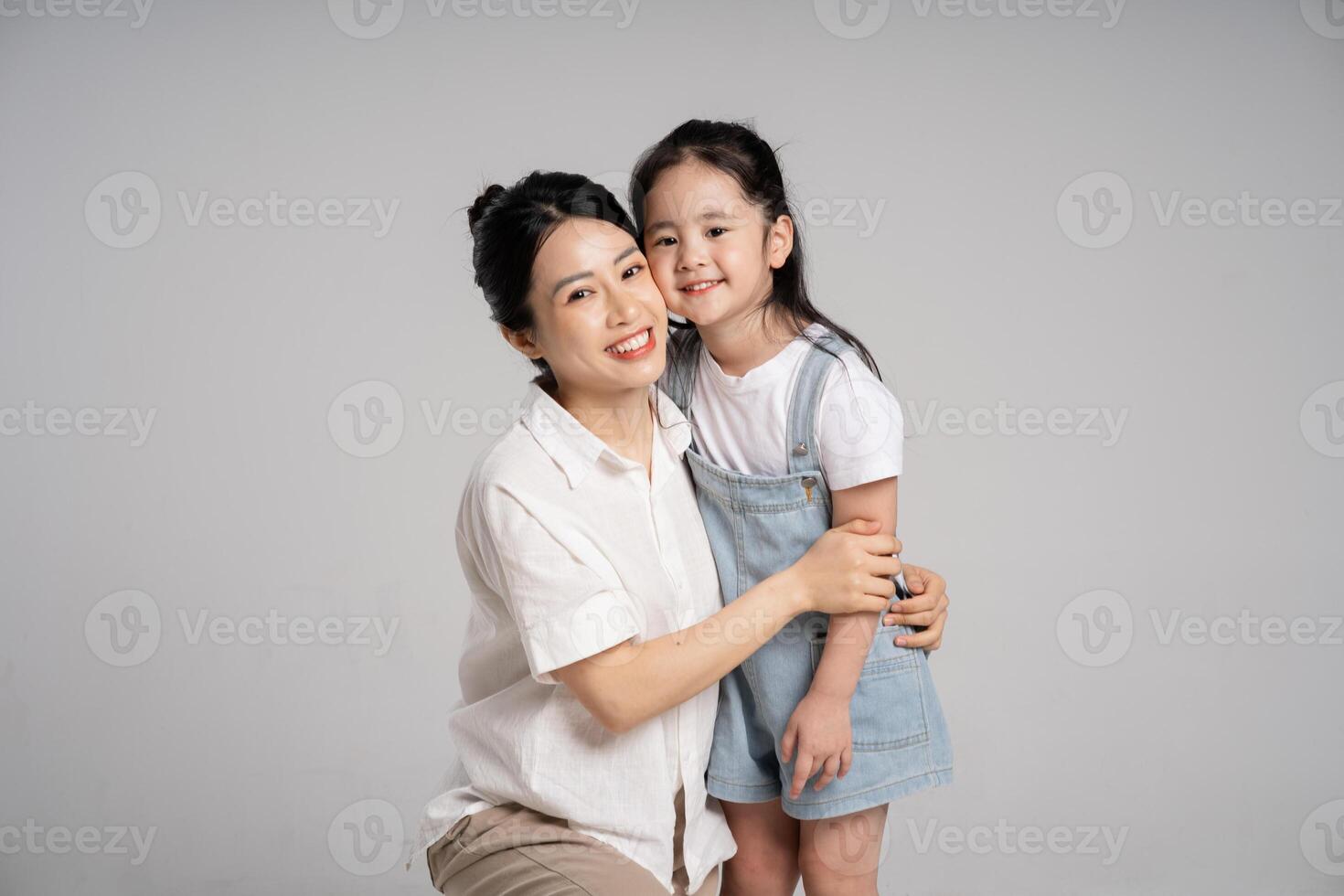 porträtt av ett asiatisk mor och dotter Framställ på en vit bakgrund foto
