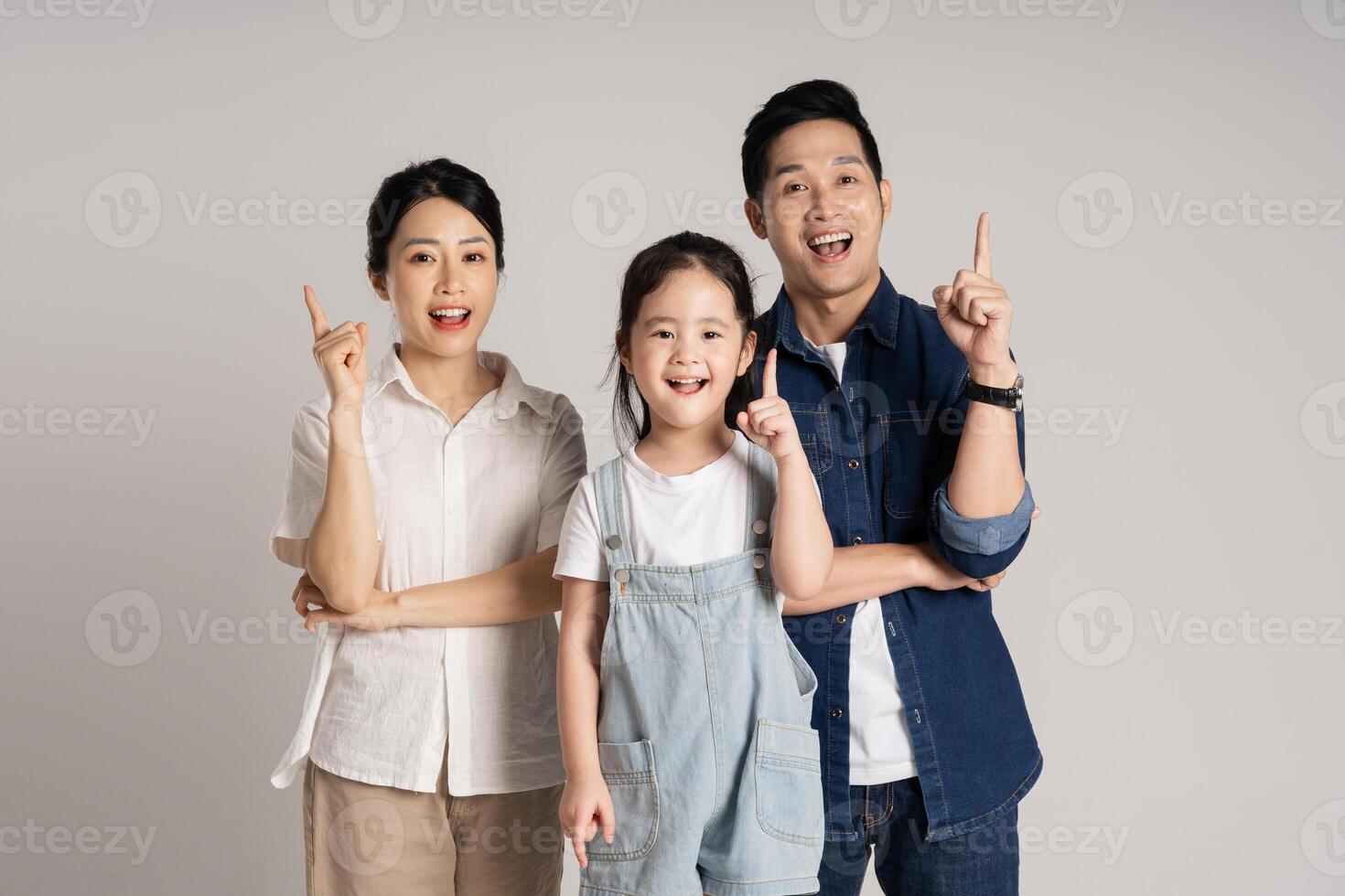 asiatisk familj porträtt Framställ på vit bakgrund foto