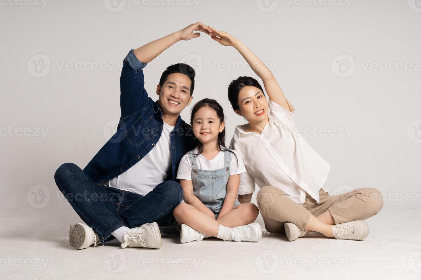 asiatisk familj porträtt Framställ på vit bakgrund foto