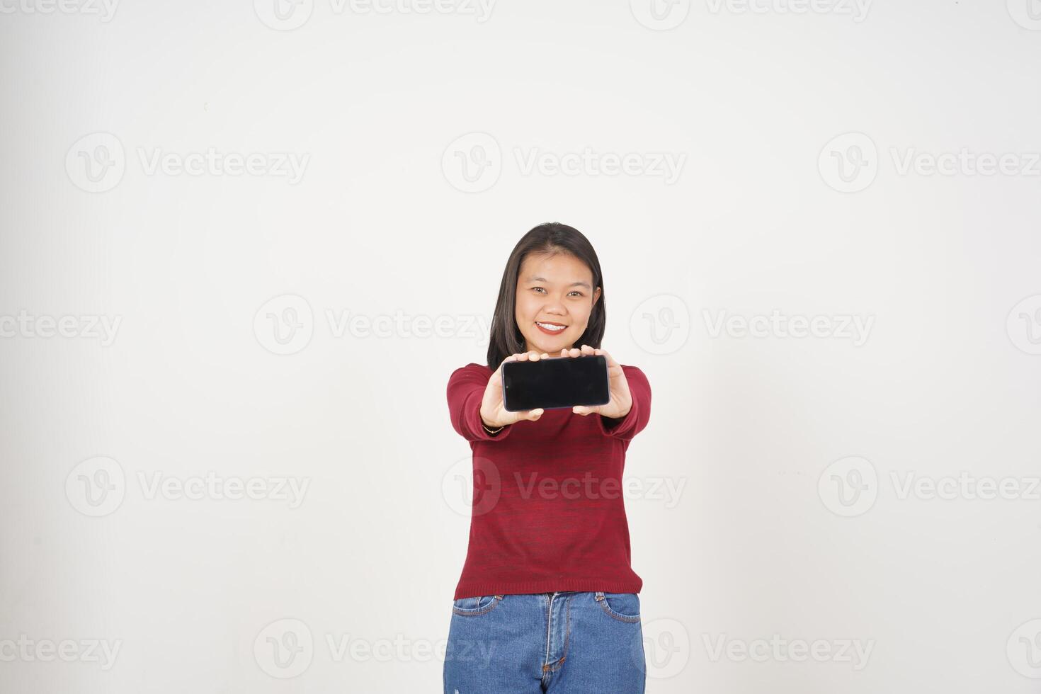 ung asiatisk kvinna i röd t-shirt leende och som visar tom skärm isolerat på vit bakgrund foto