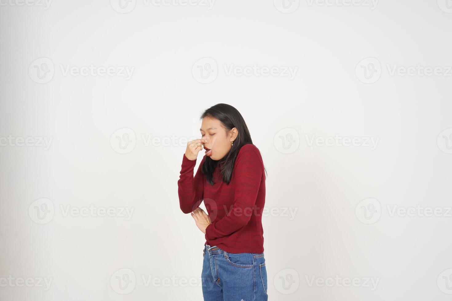 ung asiatisk kvinna i röd t-shirt lukta något illaluktande och äcklig isolerat på vit bakgrund foto