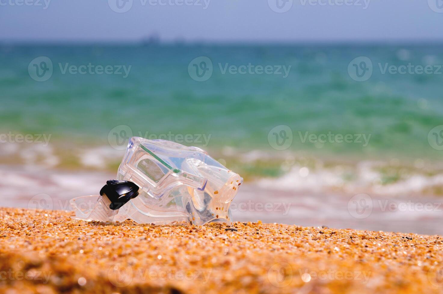 grund djup av fält snorkling mask lögner på en sandig strand utsikt de hav och himmel, Nej människor foto