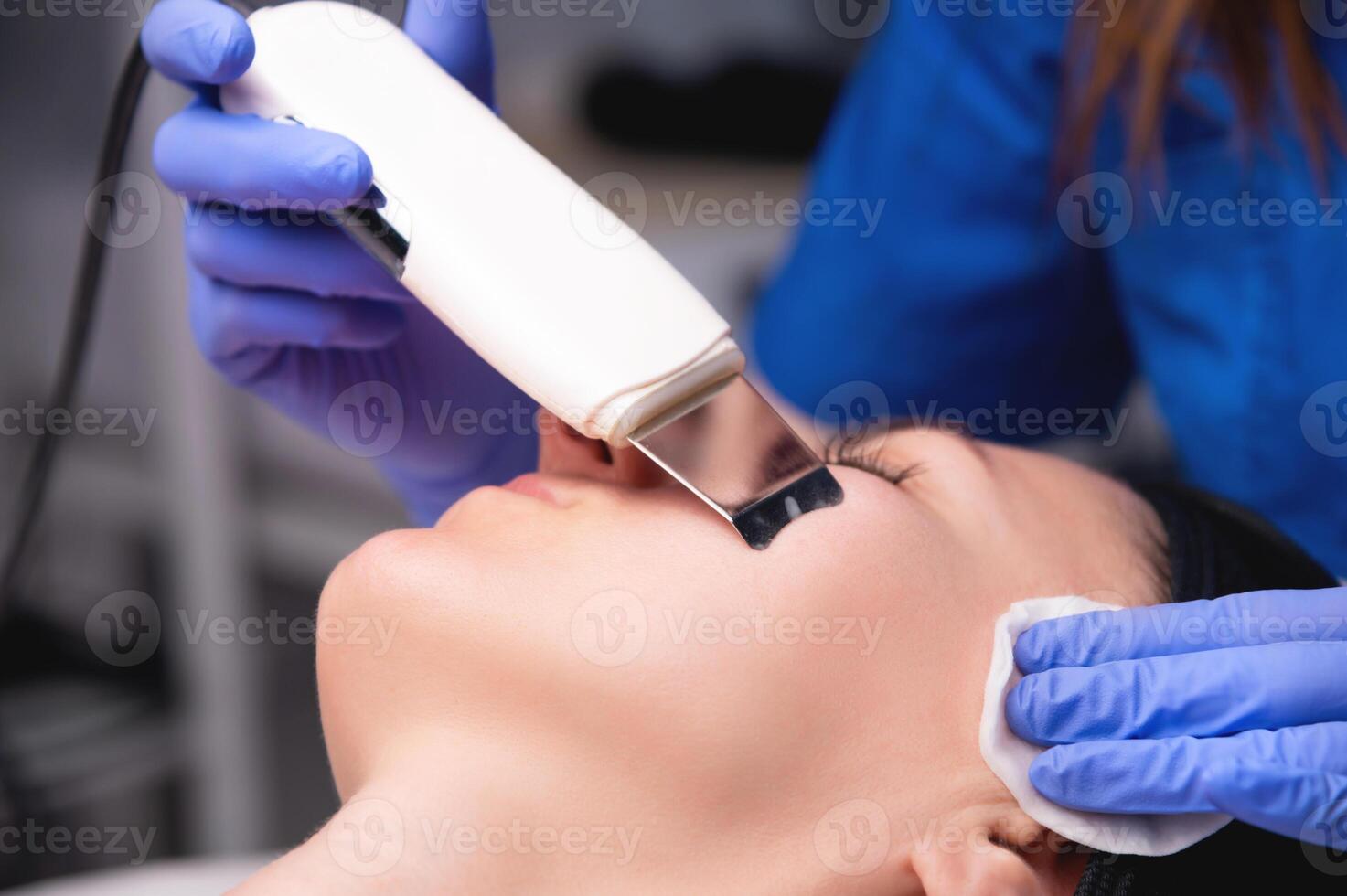 ett vanlig, inte skön europeisk kvinna mottar ultraljuds- ansiktsbehandling peeling i en spa. närbild procedur för clearing igensatt porer, ultraljuds- behandling för hud föryngring foto
