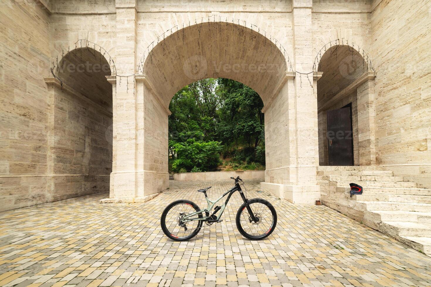 fristående berg cykel mot de bakgrund av arkitektonisk valv. mtb omslag begrepp foto